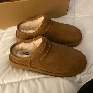 New tan never worn Ugg classic slipper